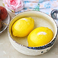 #憋在家里吃什么#百香果柠檬蜂蜜水的做法图解2