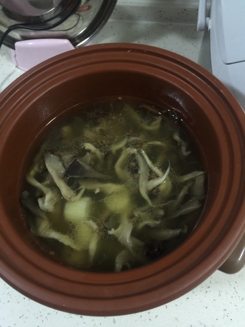 排骨山药蘑菇汤的做法图解1