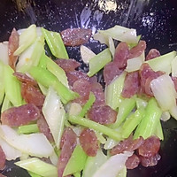 #321沙拉日#简单快手的家常菜～腊肠炒芹菜的做法图解8