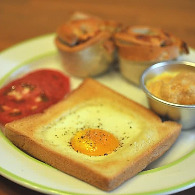 健康早餐：肉松面包 鸡蛋糕 荷包蛋面包