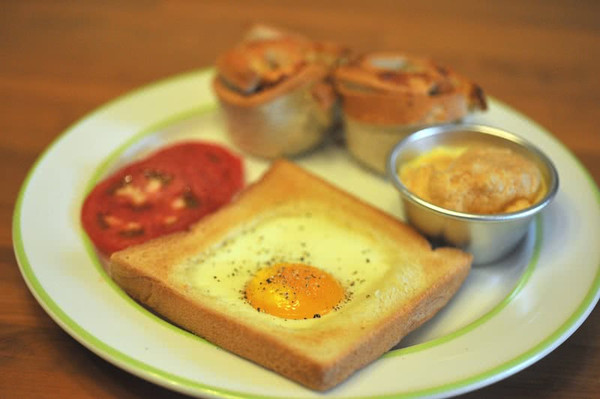 健康早餐：肉松面包 鸡蛋糕 荷包蛋面包