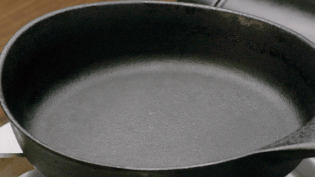 做好开锅与养护，你的铸铁锅能用五十年的做法