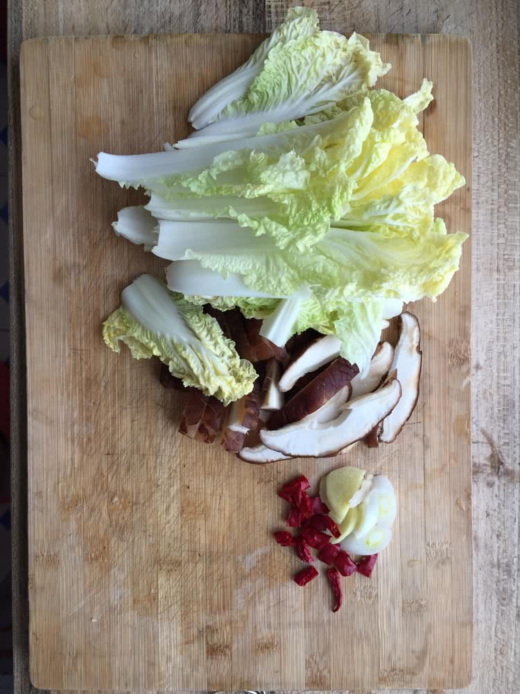 香菇鸡肉的做法图解1