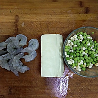 虾仁豆腐炒豌豆玉米粒的做法图解1