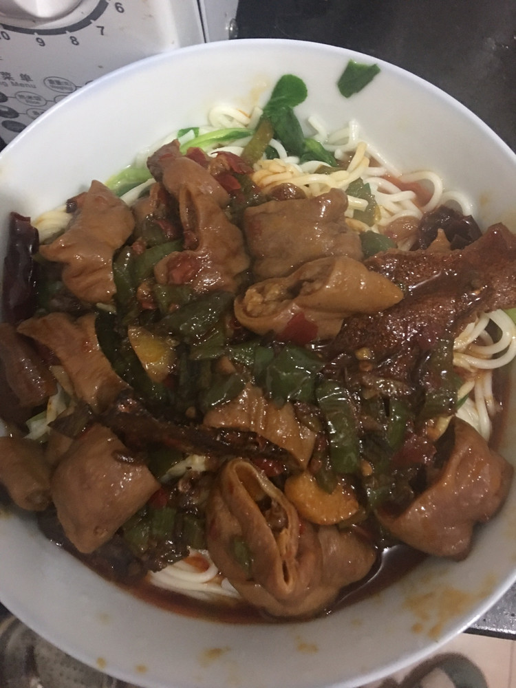 香辣肥肠面的做法