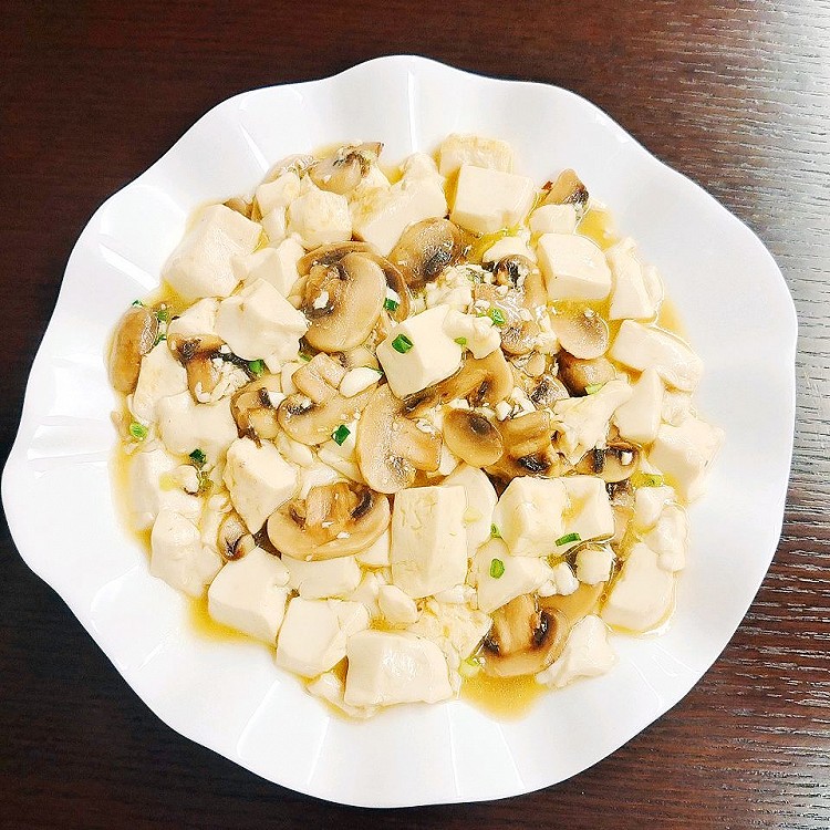 鸡汁蘑菇炖豆腐的做法