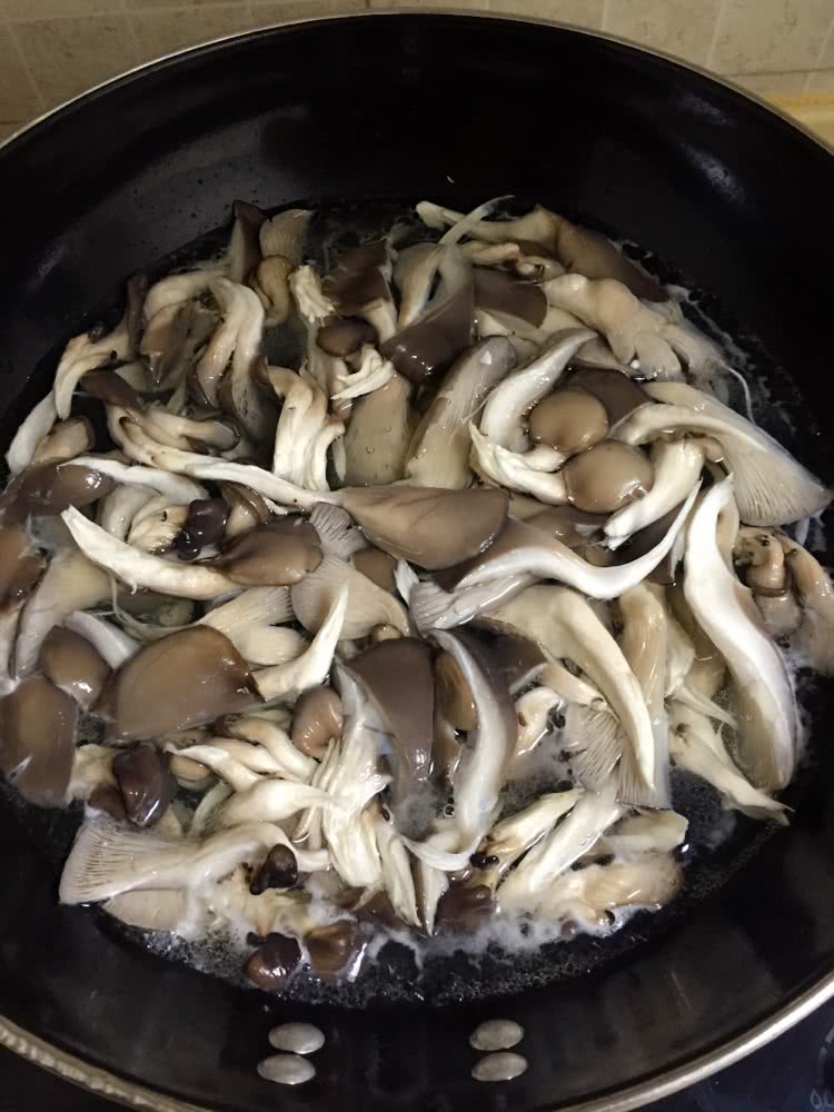 蘑菇炒肉的做法图解3
