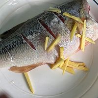 清蒸鲈鱼的做法图解1