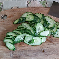 黄瓜炒豆皮肉卷的做法图解2
