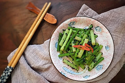 日式拌菜—黑芝麻拌蒜苔