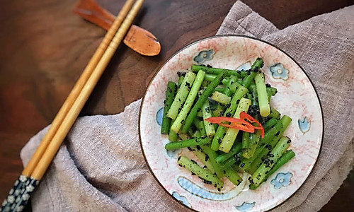 日式拌菜—黑芝麻拌蒜苔的做法