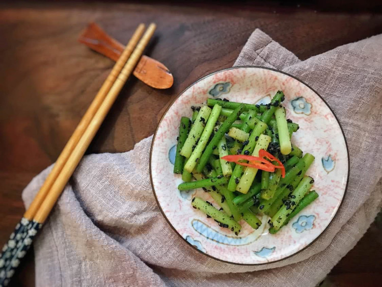 日式拌菜—黑芝麻拌蒜苔的做法