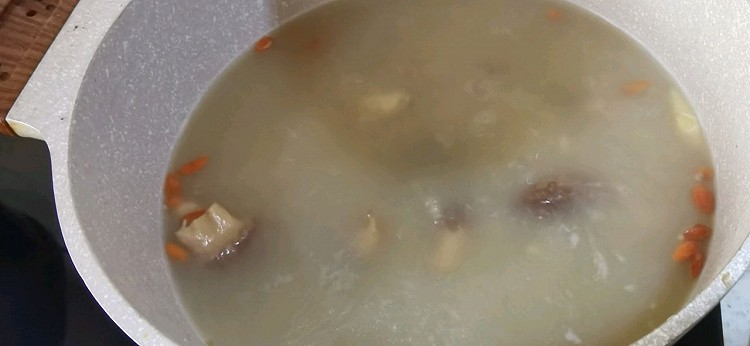 猪肚羊肚菌汤的做法