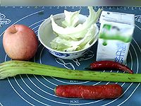 红椒西芹胡萝卜苹果奶饮的做法图解1