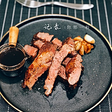 浓郁的红酒肉眼牛排