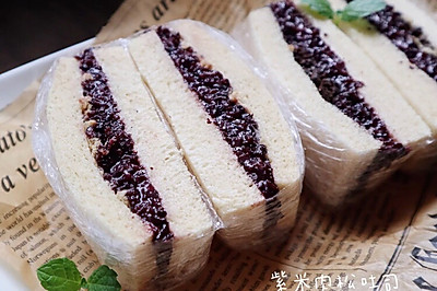 早餐全麦紫米肉松吐司