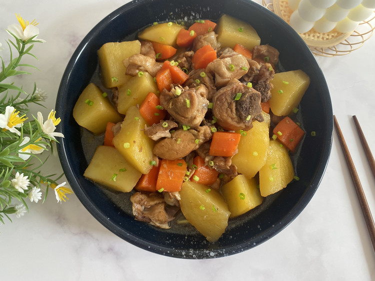 土豆胡萝卜炖鸡块的做法