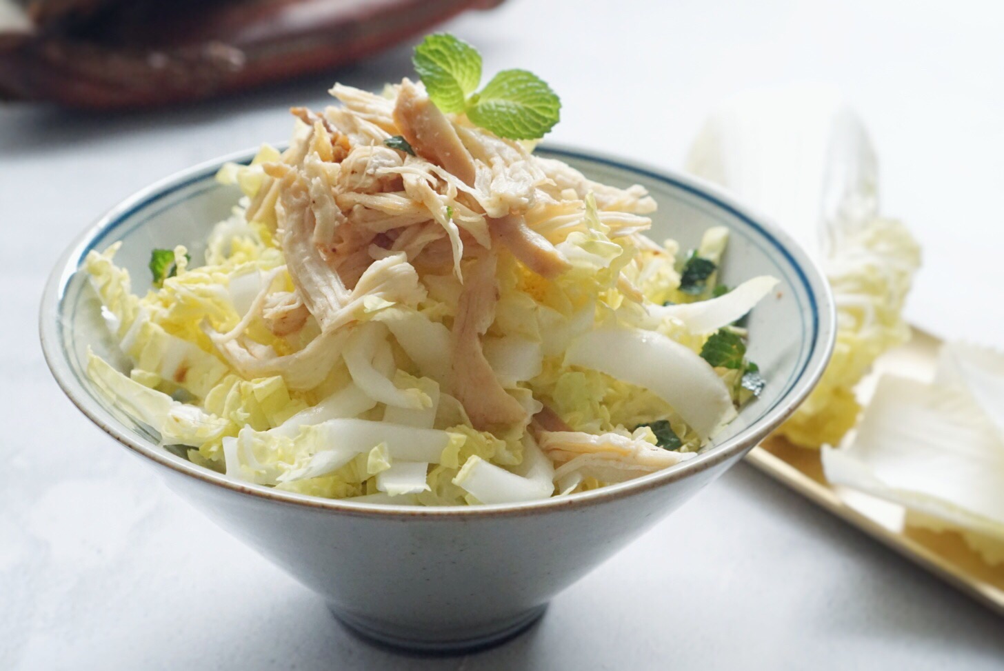 This delicious chicken with baby cabbage is moist when it's dry in spring