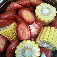 玉米红萝卜排骨汤的做法图解2