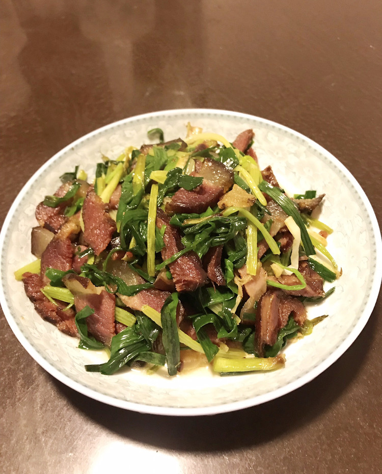 蒜苗芹菜炒腊肉的做法
