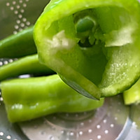 青椒酿虾肉的做法图解2