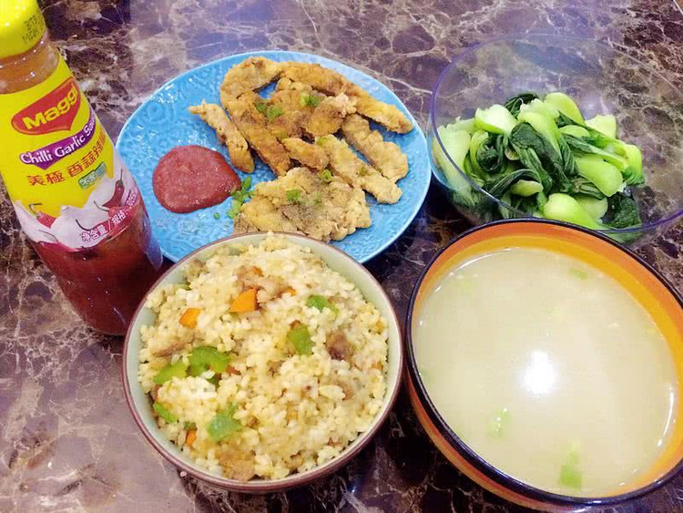 晚餐--酱油肉粒炒饭加自制炸猪扒的做法