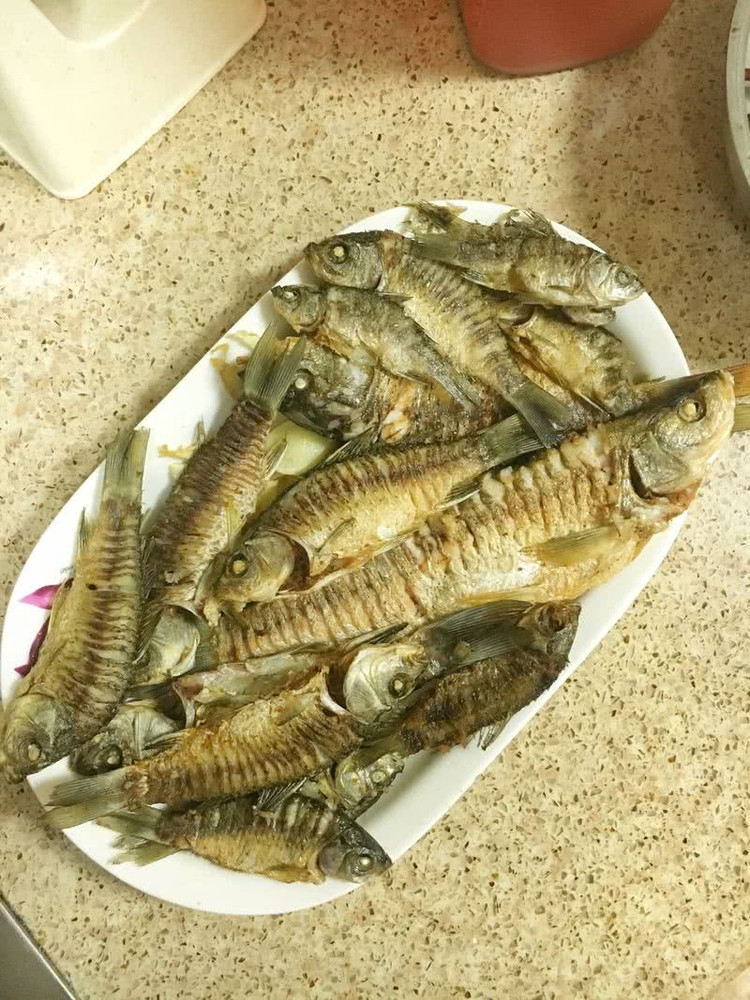 鲫鱼避免卡刺的小窍门的做法