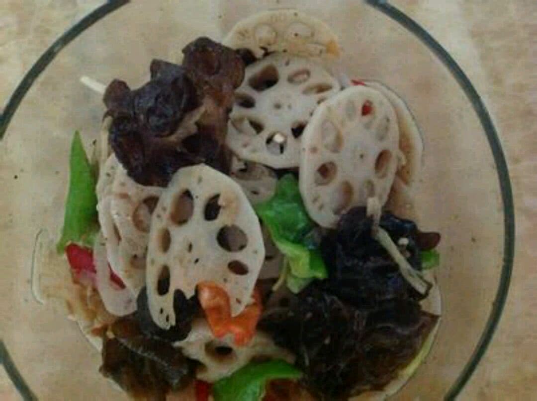 Mixed lotus root slices with edible fungus