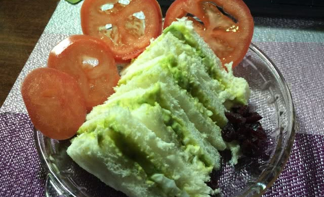 鸡蛋牛油果三明治