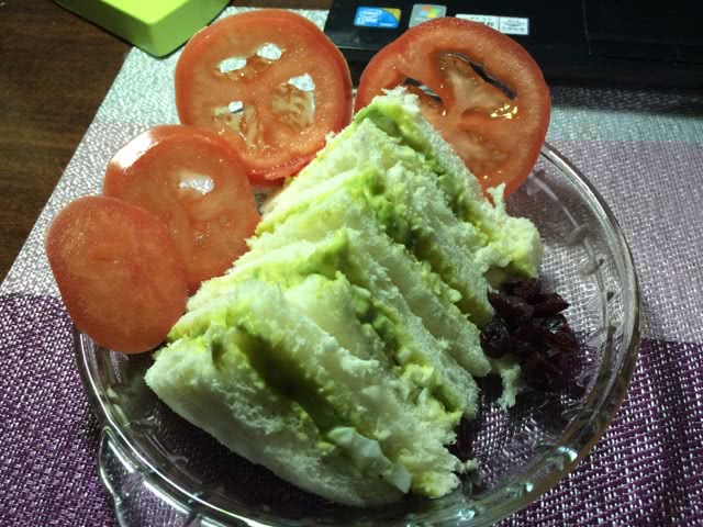 鸡蛋牛油果三明治