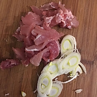 木耳鸡蛋炒肉的做法图解1