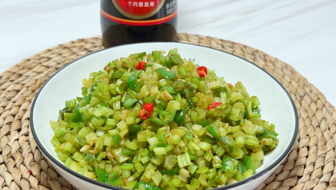 螺丝椒炒香芹