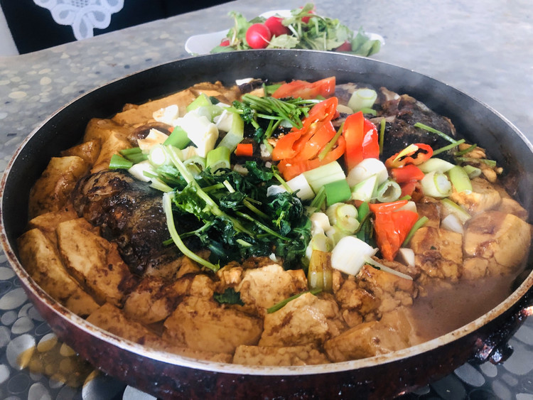 彩椒鲜香鱼头炖豆腐的做法