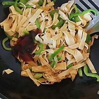 快手菜～青椒炒豆腐皮（千张）的做法图解6