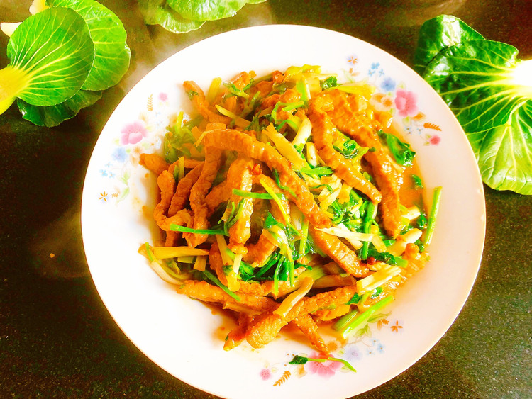 水芹炒牛肉丝的做法