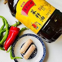 #灿烂的花园 寻味外婆乡#双椒炒牛肉肠的做法图解1