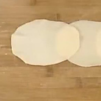 饺子皮做葱油饼（分享）的做法图解3