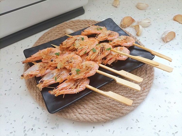 在家就可以吃上黄油蒜蓉串串虾了的做法