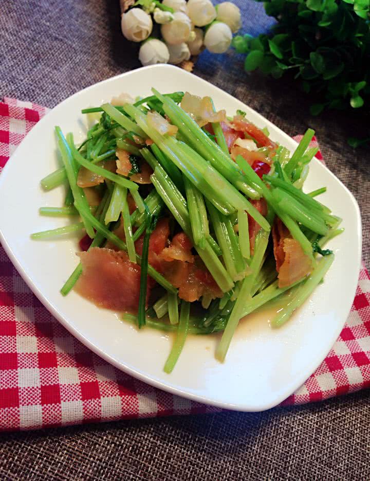 Stir fried bacon with celery