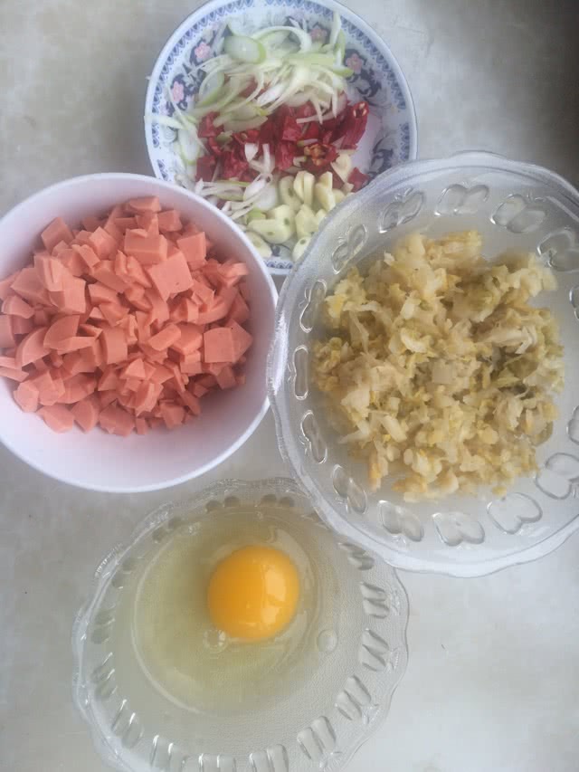 酸菜炒米的做法图解3
