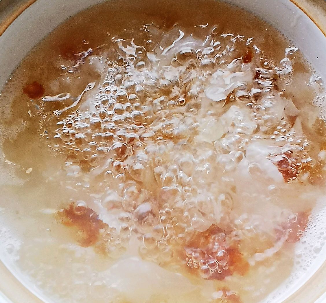 桃胶雪燕皂角米炖牛奶怎么做_桃胶雪燕皂角米炖牛奶的做法_豆果美食