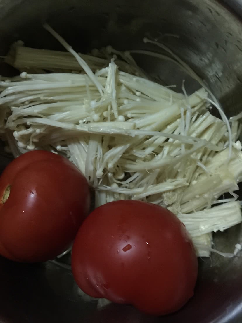 番茄鱼丸金针菇汤的做法图解1