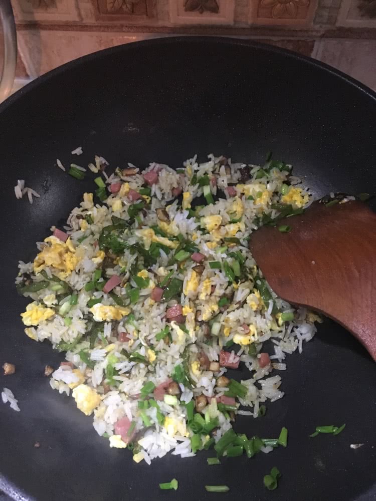 香菇火腿炒饭的做法图解3