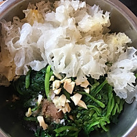 银耳拌菠菜的做法图解4