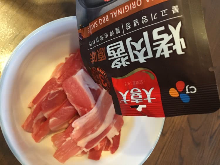 煎五花肉卷饼的做法图解2