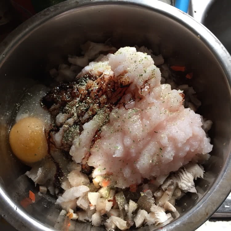龙利鱼平菇胡萝卜香干饺子的做法图解3