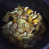 土豆烧鸡焖饭的做法图解1