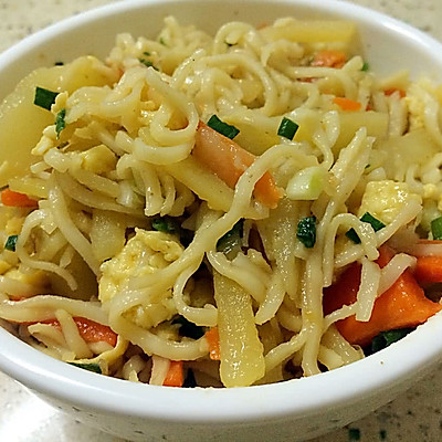 胡萝卜土豆丝鸡蛋炒面