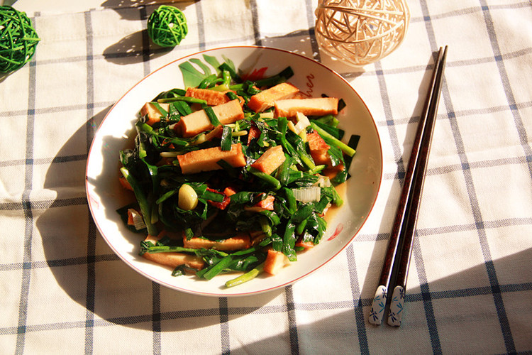 鱼豆腐炒韭菜的做法