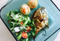减肥餐：西芹糙米团、蒜香鲳鱼、蔬菜沙拉的做法